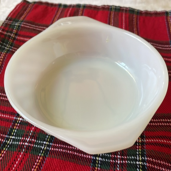 Anchor Hocking Fire King white Milk Glass swirl design Ovenware Casserole Dish - Picture 5 of 6
